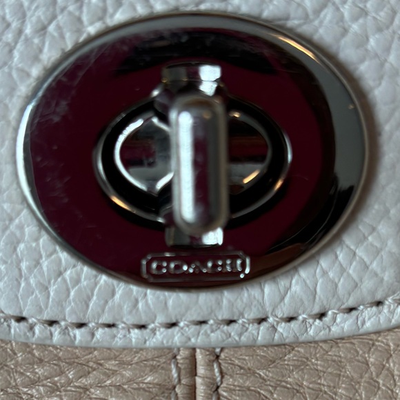 #85-Coach Beige and Cream Shoulder Bag - Picture 2 of 11